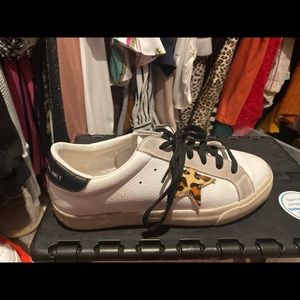 Fashionable sneakers! With a leopard star!